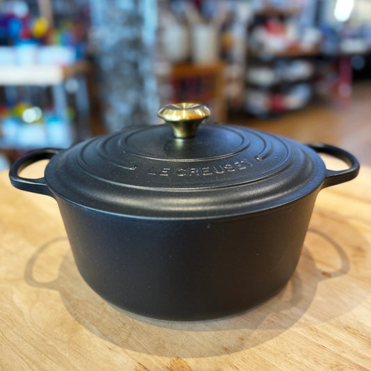 Le Creuset Round Oven, 7.25 Quart - Licorice with Gold Knob